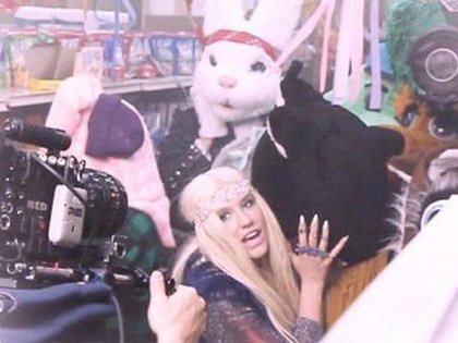 Ke$ha - "C'MON" (pic)
