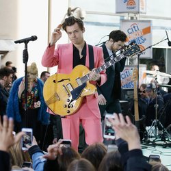Harry Styles dans un costume rose de la marque Edward Sexton 