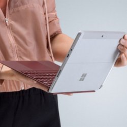 Surface Go en main, avec son clavier Signature Type Cover