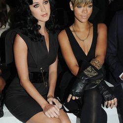 Katy Perry et Rihanna lors de la Fashion Week de Paris en octobre 2009
