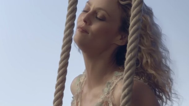 Vanessa Paradis: découvrez le clip de « Ces mots simples »