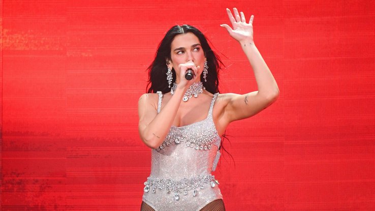 Dua Lipa sur scène lors de son "Radical Optimism Tour" à Dublin, en Irlande, le 27 juin 2025.