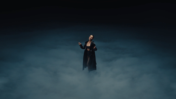 Selena Gomez fait revivre un ancien album dans le clip de "In The Dark"