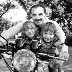 Côté vie privée, l'artiste s’est marié trois fois et a eu six enfants.