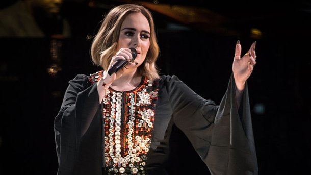 Adele nostalgique ? La chanteuse prise en photo avec une robe d’un ancien concert !