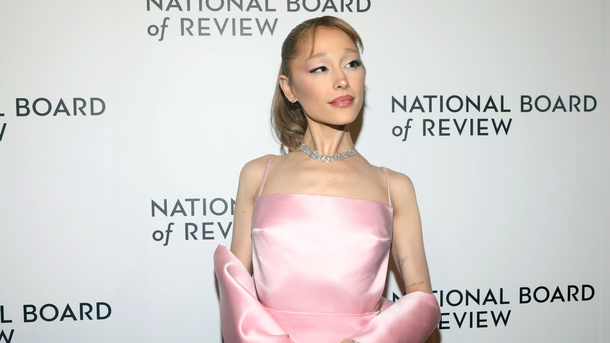 Ariana Grande répond avec humour aux critiques sur son physique