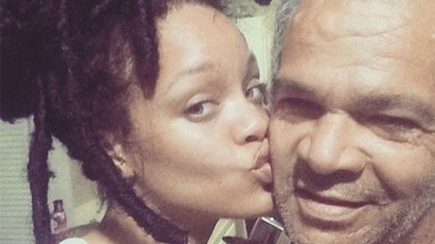 Rihanna : sublime sans maquillage aux côtés de son père!
