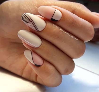 Des ongles en forme d'amande rehaussés par un nail art graphique