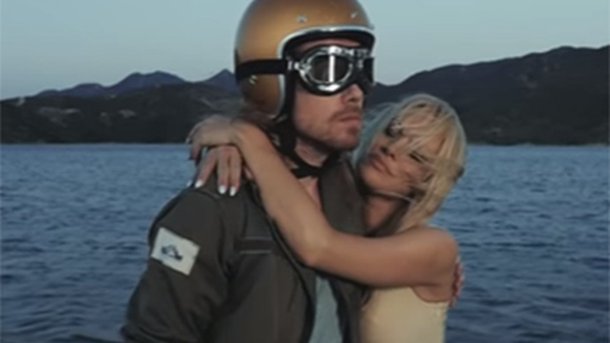 Julien Doré : pourquoi il a choisi Pamela Anderson pour son nouveau clip ?