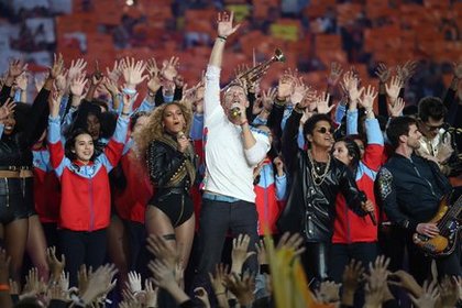 Beyoncé, Chris Martin et Bruno Mars lors de la mi-temps du Superbowl!