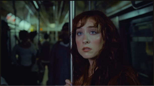 Chappell Roan chante l'amour perdu dans son nouveau single "The Subway"