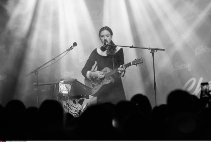 Jain chante "Come"