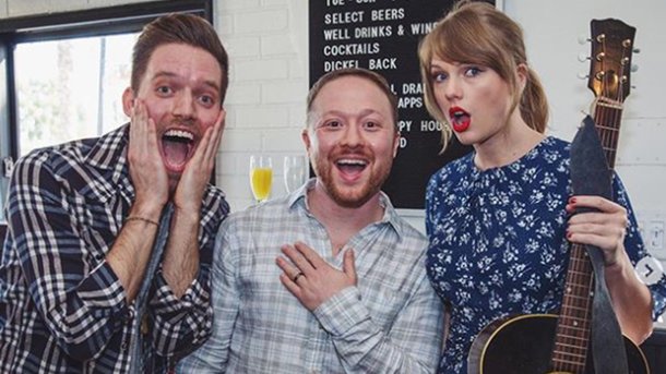 Taylor Swift surprend un couple de fiancés en chantant «King of My Heart»