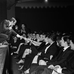 Charles Aznavour connait son premier grand succès en solo avec « Je m’voyais déjà », en 1960.