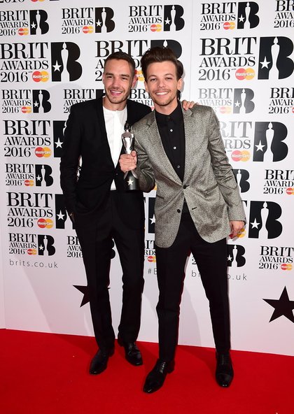Louis Tomlinson et Liam Payne des One Direction arrivent aux Brit Awards 2016