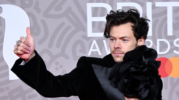 Découvrez pourquoi Harry Styles boit dans sa chaussure en plein concert
