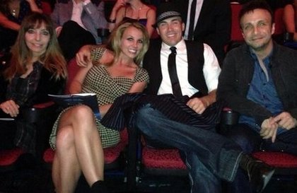 Britney Spears : Au show du Cirque ONEDROP...SO WOW!! 1night1drop Regarez le oneline et supportez le worldwaterday 