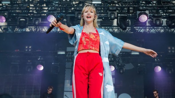 Angèle : pourquoi a-t-elle appelé son album "Brol" ?