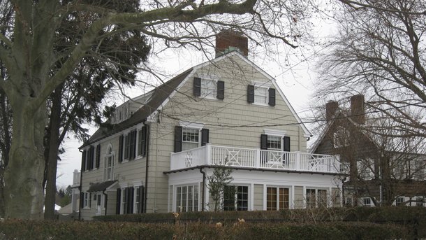 Vous avez frissonné devant le podcast Feu de Camp sur Amityville