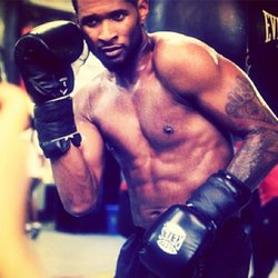 Usher torse nu