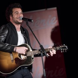 Amir interprète ses plus grands titres sur la scène du concert Pop Love