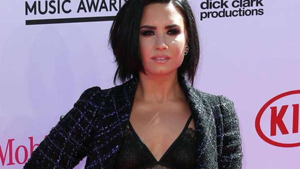 Demi Lovato : ultra sexy en backstage de son concert!