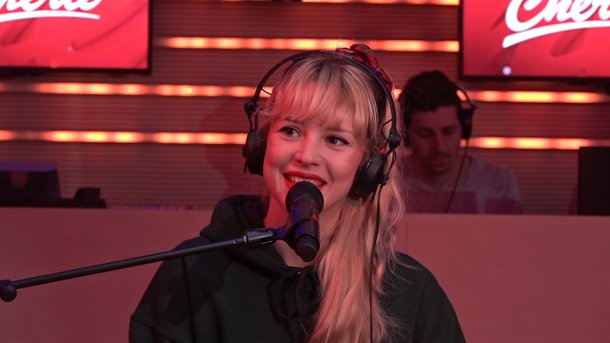 Angèle interprète le titre "Tout oublier" en session acoustique pour Chérie