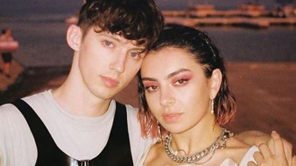 Charli XCX et Troye Sivan: un premier extrait du clip de «2099» dévoilé