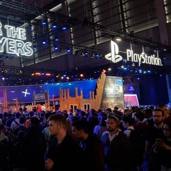 Des shows et démos en Live sont régulièrement visibles sur le stand de Sony.