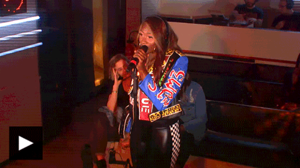 Aya Nakamura chante «Djadja » en live dans le Rico Show