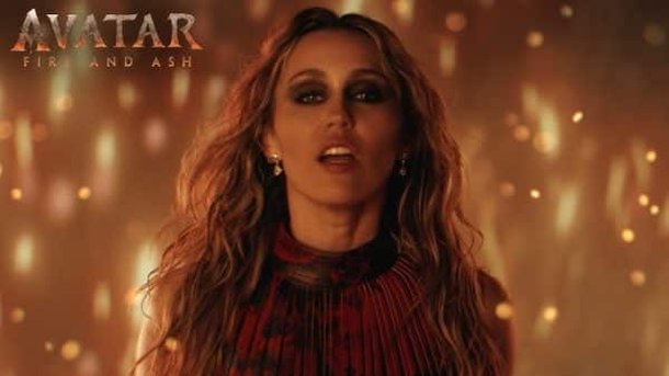 Miley Cyrus enflamme la Toile avec le clip de "Dream As One" pour "Avatar : de Feu et de Cendres"