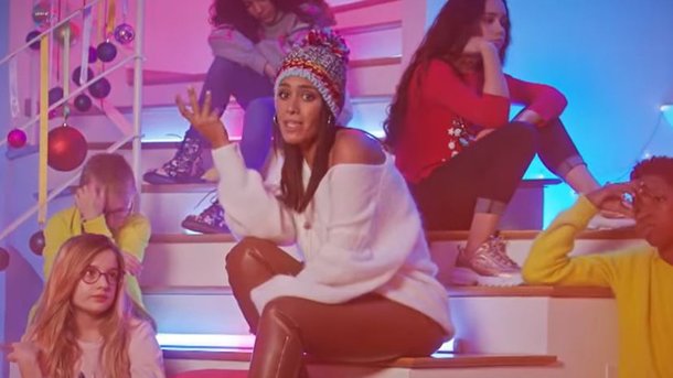 Amel Bent reprend le hit «Djadja» version Noël!