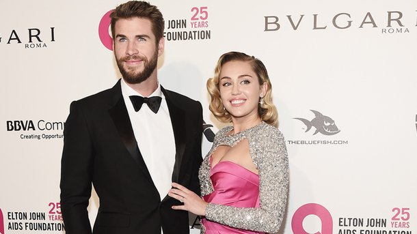 Miley Cyrus et Liam Hemsworth: sublimes et amoureux chez Elton John