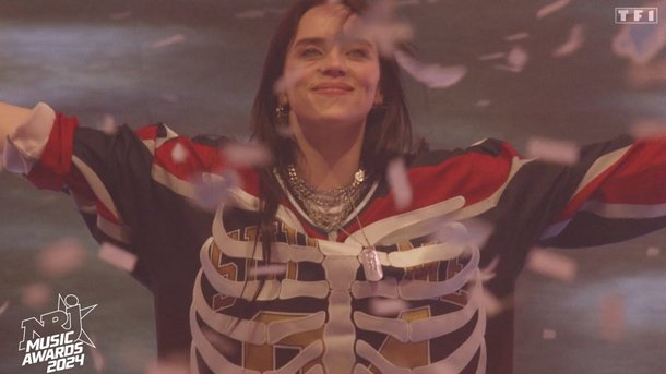 Billie Eilish interprète le poétique "Birds of a Feather"