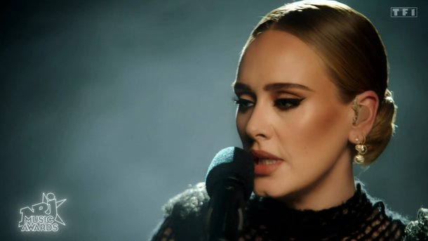 Adele interprète en live exclusif «Easy On Me»
