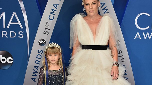 Pink: si mignonne avec sa fille aux Country Music Awards
