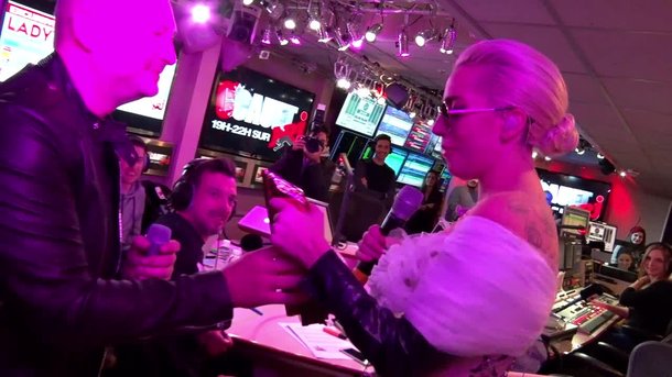 Lady Gaga enflamme les studios d'NRJ!