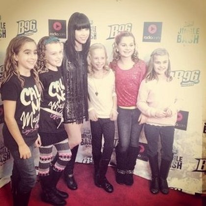 Rencontre avec des filles qui portent le t-shirt CALL ME MAYBE ! Trop mignon !