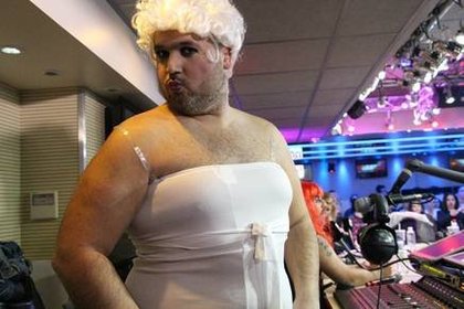 Lundi 9 Mars 2015 Cauet fête la journée de la femme