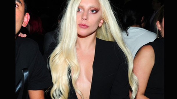 Lady Gaga: décolleté ultra plongeant à la Fashion Week!