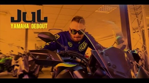 Jul - Yamaha debout