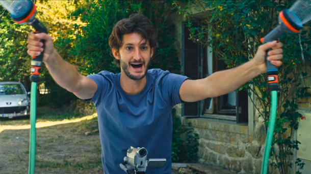 Pierre Niney promet d'être hilarant dans la nouvelle comédie « Le Livre des Solutions »