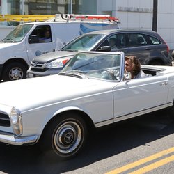 Harry Styles dans sa Mercedes-Benz Vintage à Los Angeles