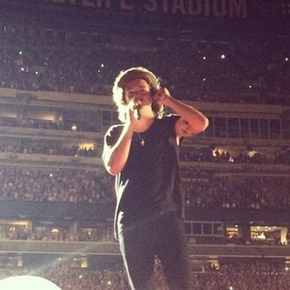 Harry singing at MetLife Stadium #wwatour @ MetLife Stadium 