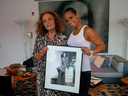 Alicia Keys: j'aime passer du temps avec des femmes fortes et admirables! Mon amie la très élégante @DVF ;-) #gamechanger!