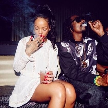 Rihanna en République Dominicaine: Chiefin wit a chief!! @SnoopDogg #DR by @gomillionandleupold
