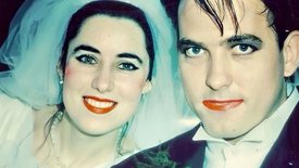 Qui est Mary Poole, la femme et la muse de Robert Smith (The Cure) ?