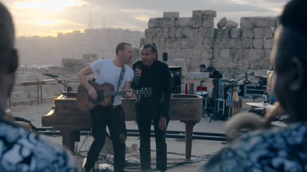 Stromae en live pour la sortie de l’album de Coldplay