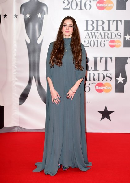 Birdy arrive aux Brit Awards 2016