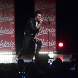 Amir interprète ses plus grands titres sur la scène du concert Pop Love